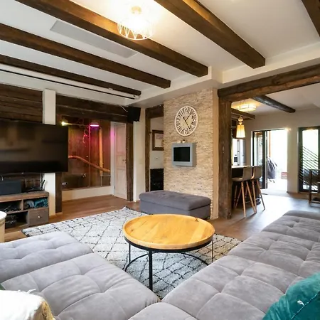 Lejlighed Unique 3 Floor Apartment. Garden, Great Location!