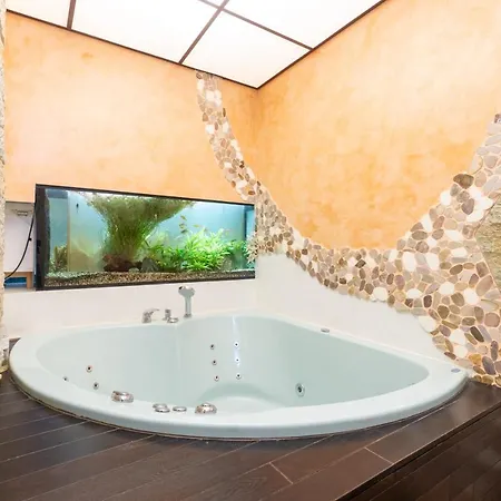 Unique 3 Floor Apartment. Garden, Great Location! Апартаменты